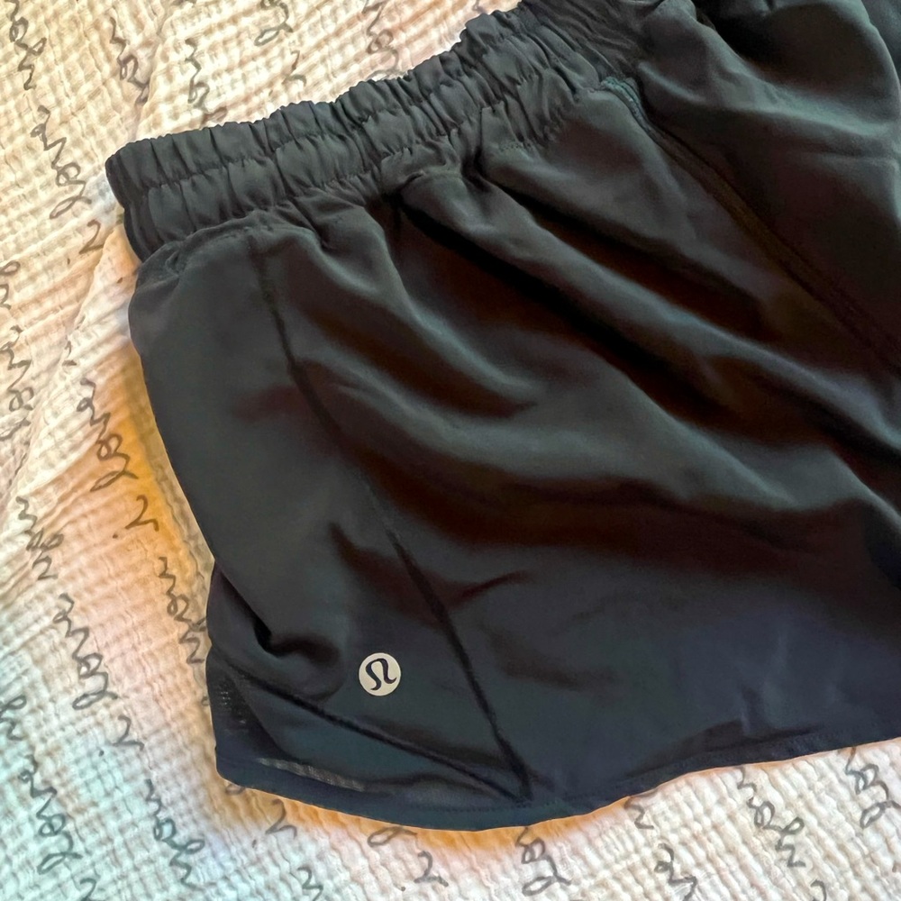 Lululemon Hotty Hot 2.5 low rise short- size 8